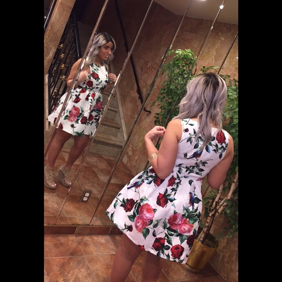 Floral dress 👗 🌹 - Picture 2 of 3